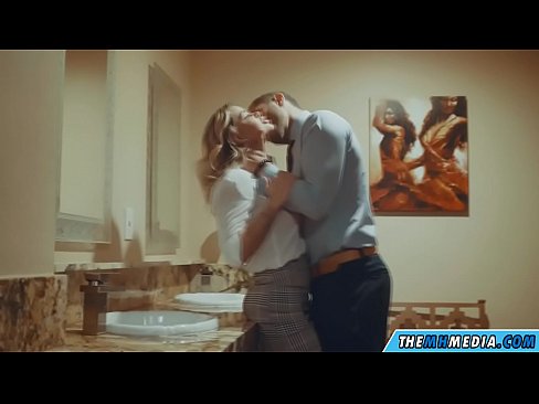 ❤️ وقتی یک بلوند بی تنه شما را در یک دستشویی عمومی اغوا می کند ❌ فیلم لعنتی در ما ❌️